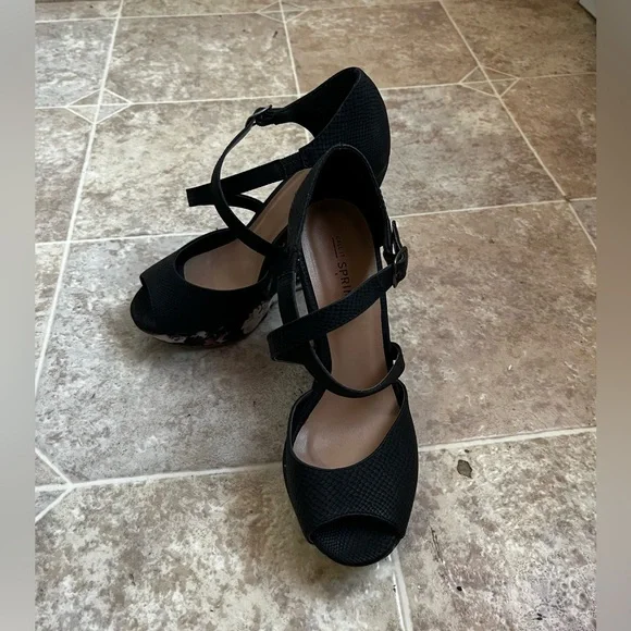 Call it Spring Black Floral Platform Wedge Sandals Size 6 - Picture 4 of 5